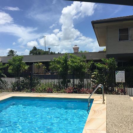 Country Plaza Motor Inn Mackay Exteriör bild