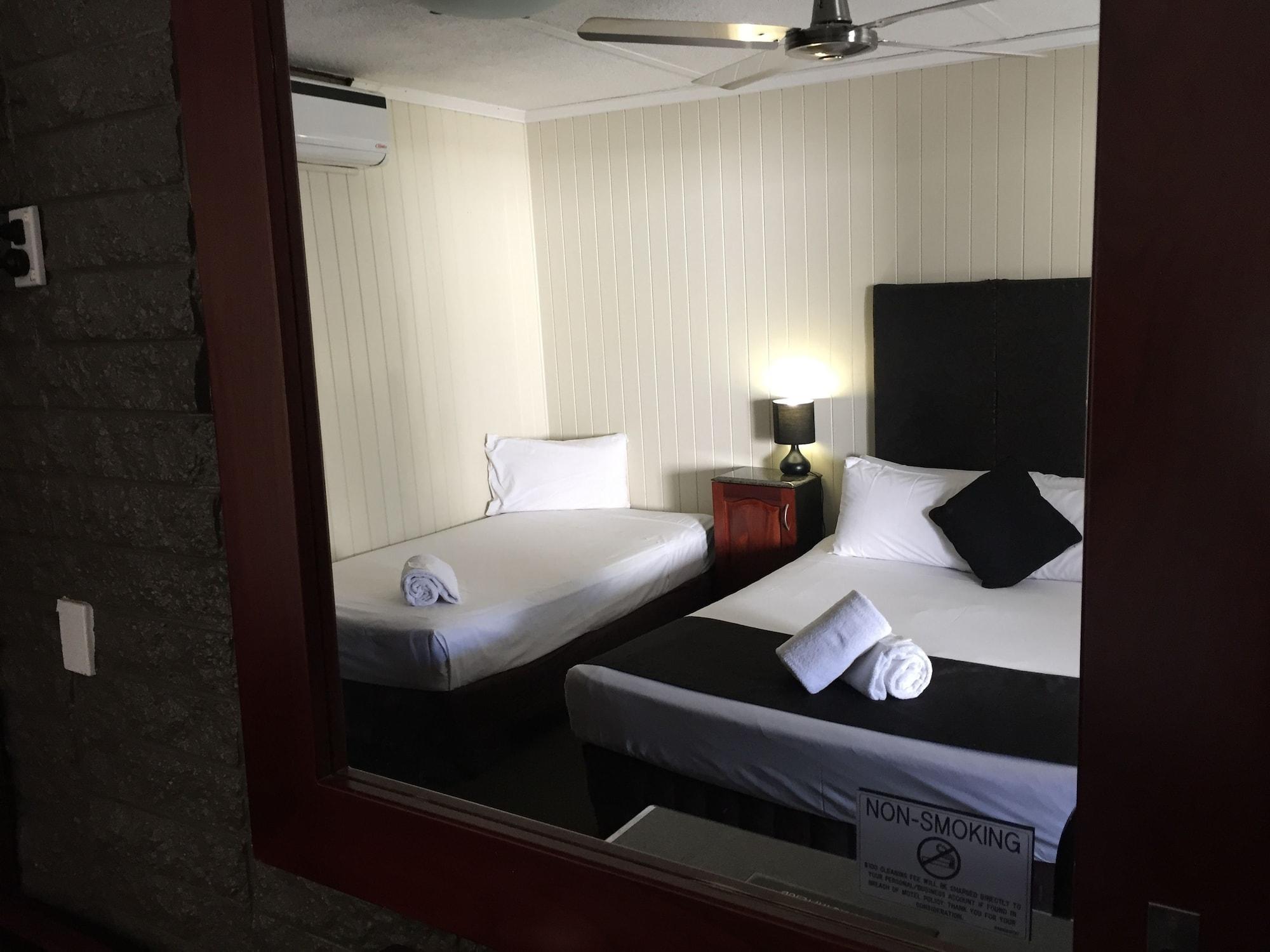 Country Plaza Motor Inn Mackay Exteriör bild